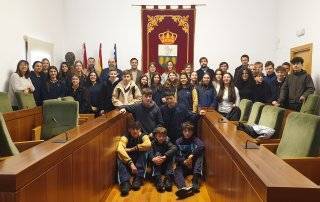 Foto de familia de la visita de alumnos alemanes a la Casa Consistorial.