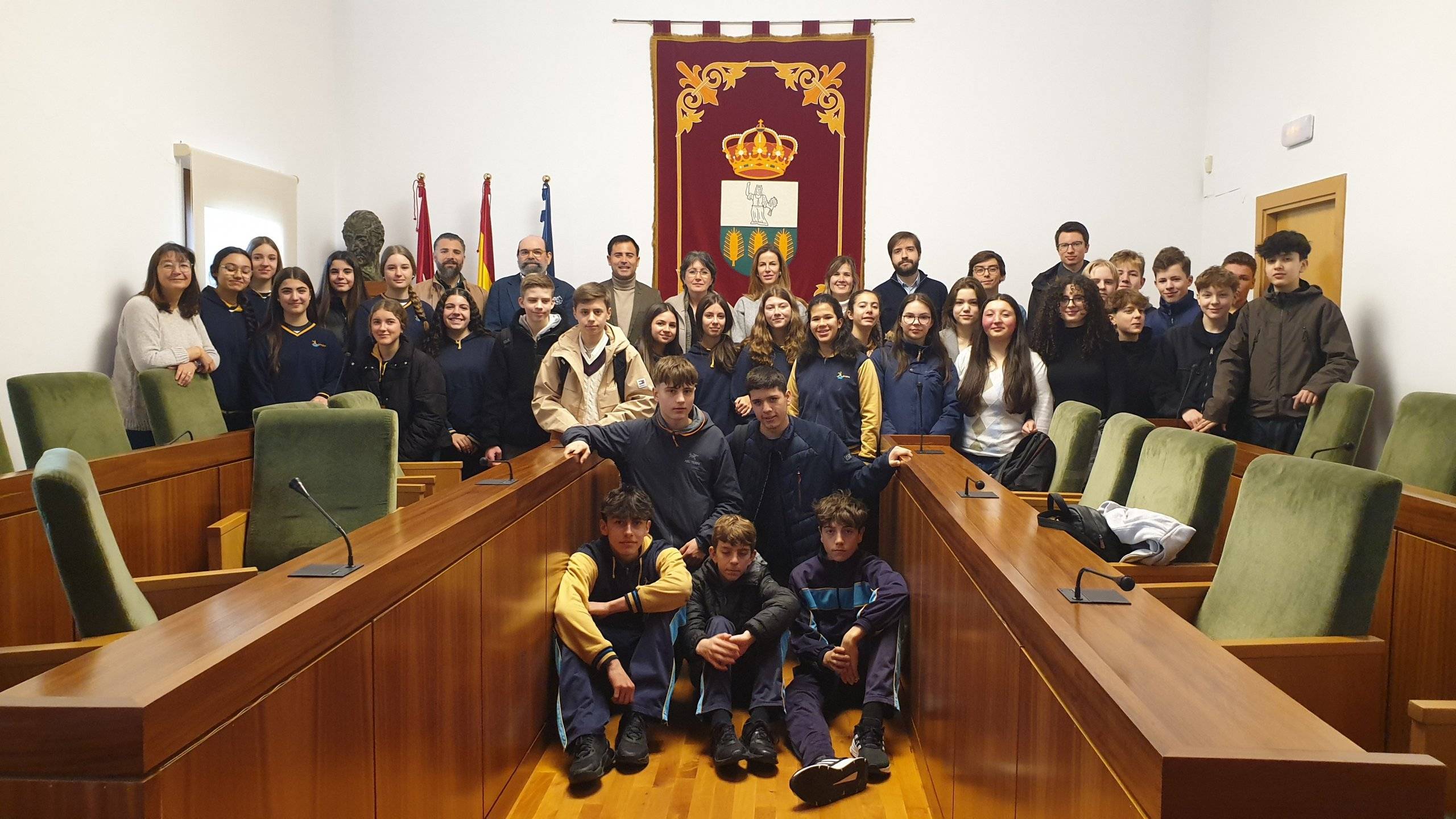 Foto de familia de la visita de alumnos alemanes a la Casa Consistorial.