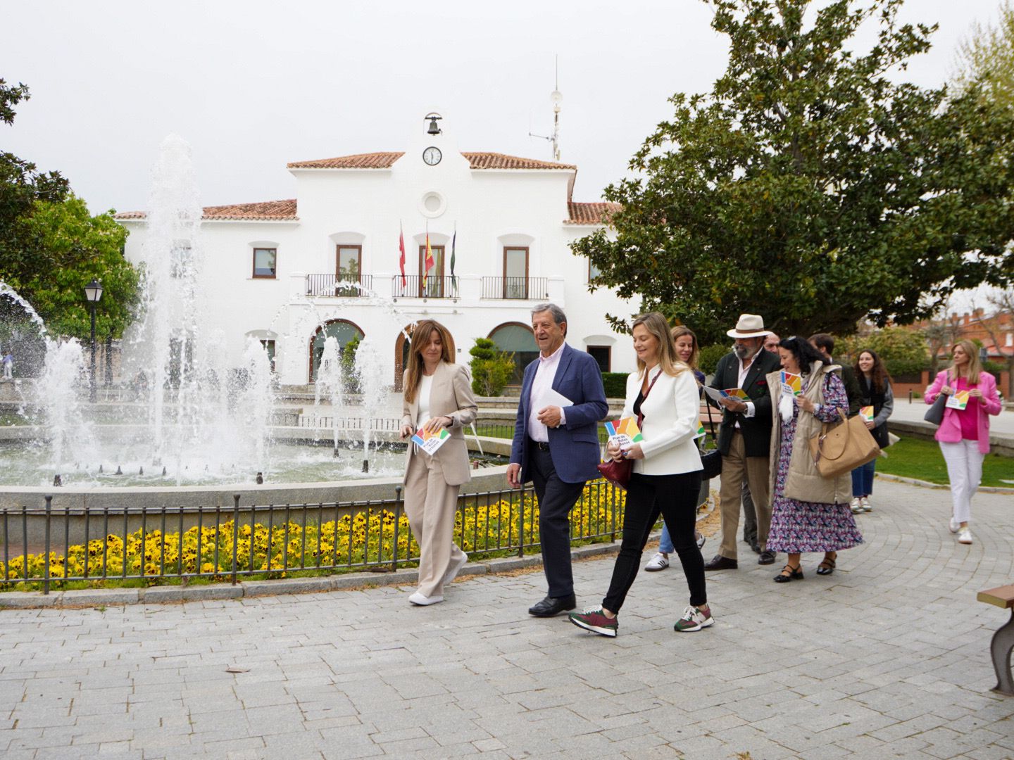 Alcalde y concejales realizando una de las rutas urbanas.