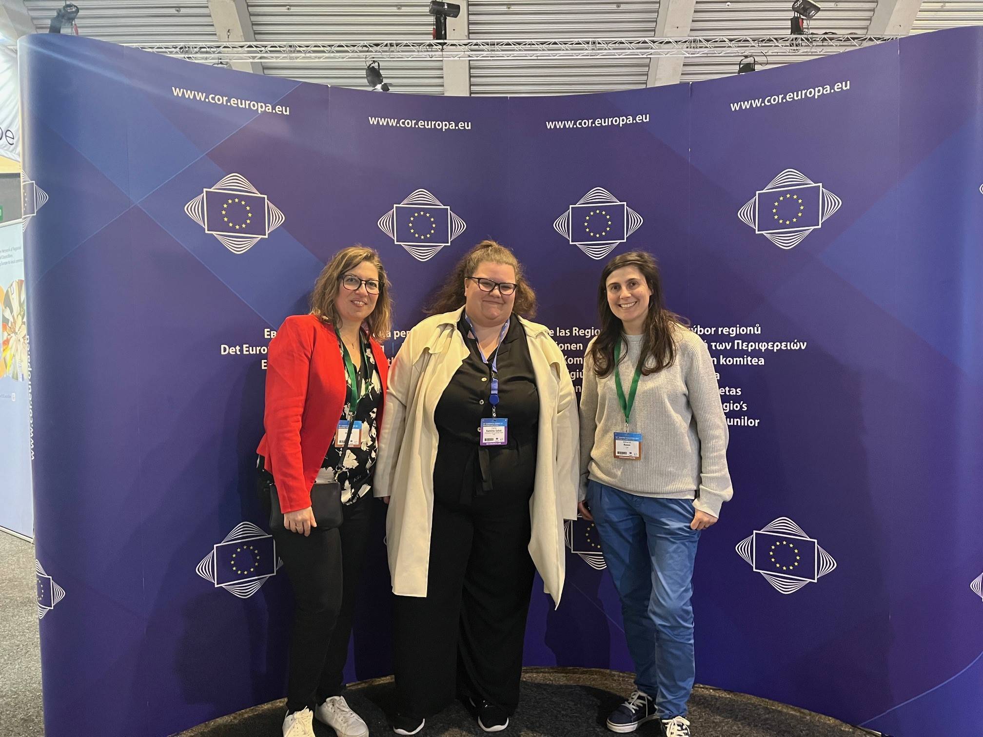 La concejala de Fomento, Carla Ramírez, junto a Clara Mancin y Melanie Russo, del directorado de Comunicación del Comité de las Regiones y coordinadoras de la participación de los concejales en el evento.