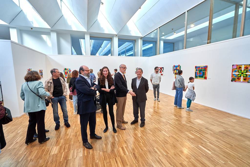 Autoridades junto a autores y público en la Sala Aulencia