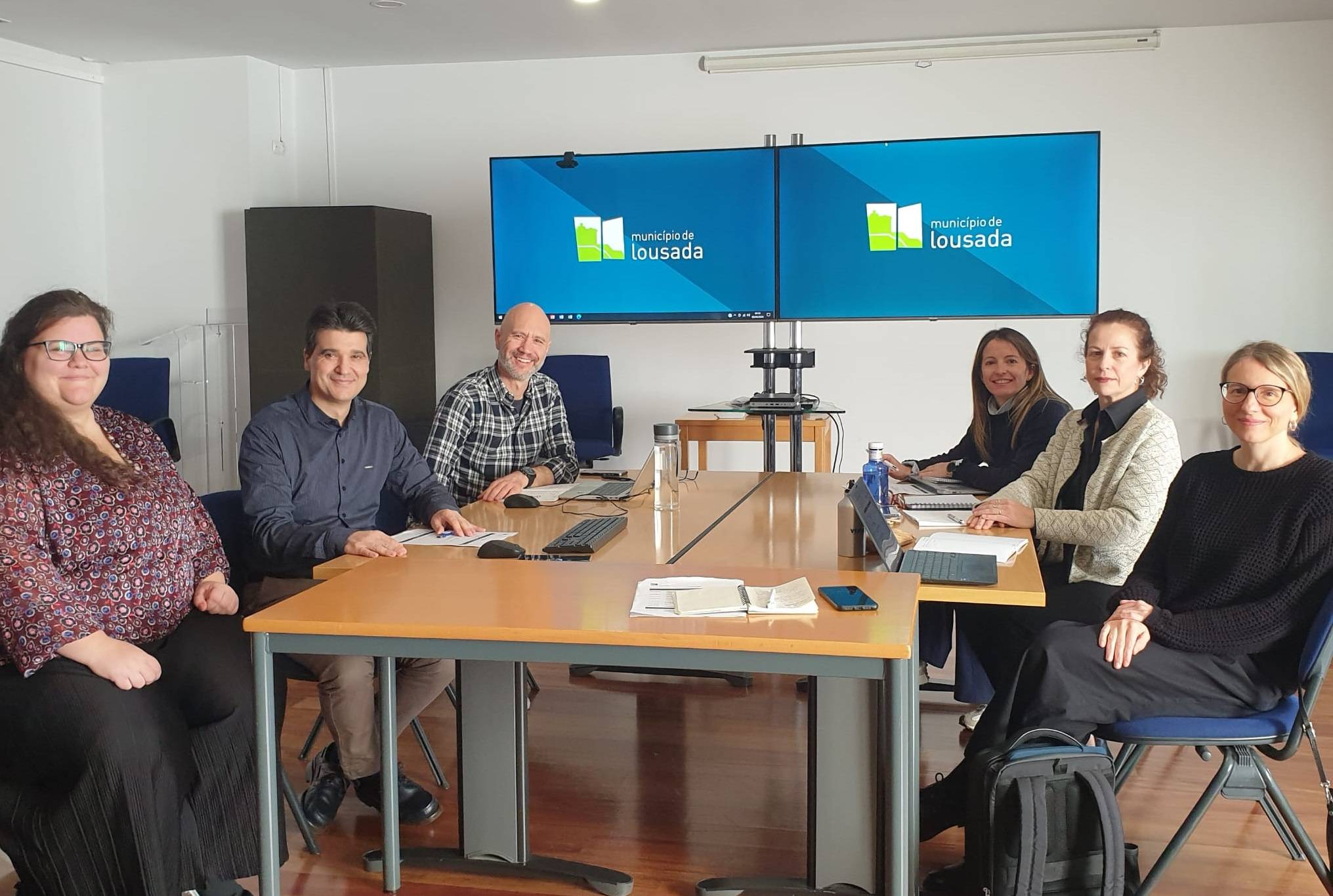 La concejala de Fomento, Carla Ramírez, y el concejal de Medio Ambiente de Lousada, Manuel Nunes, junto a técnicos municipales.