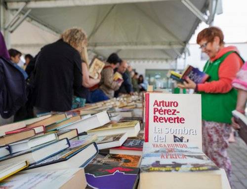Numerosos vecinos se dan cita en el Mercadillo Solidario de Libros