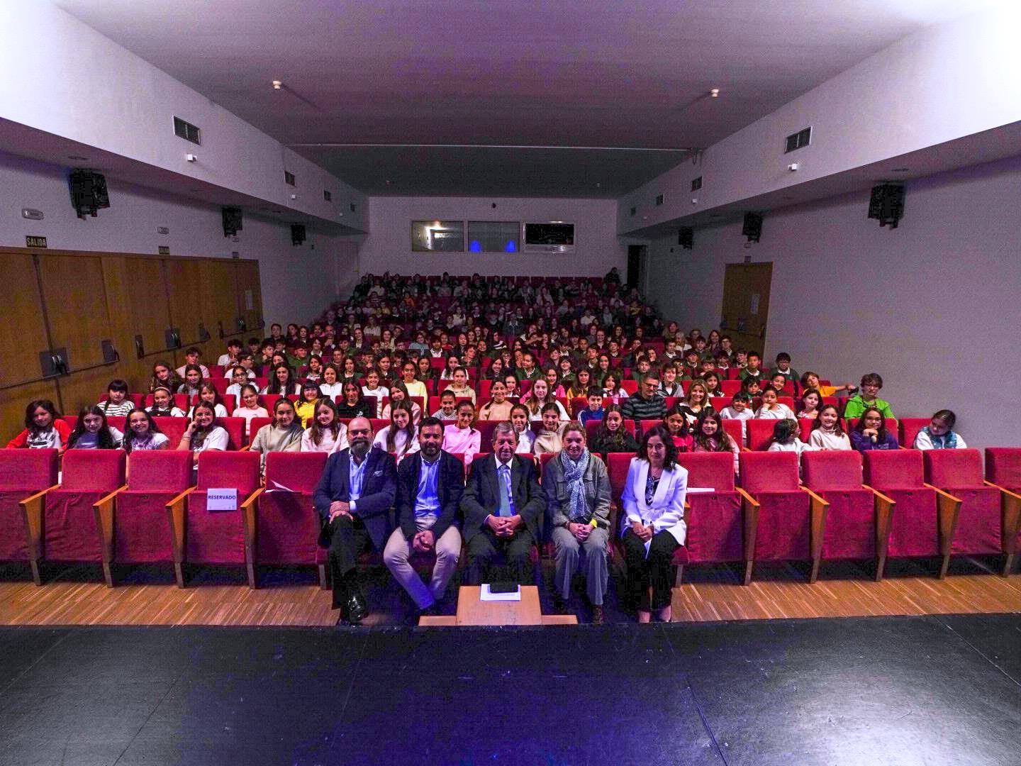 Foto de familia del XXXII Concurso de Cuentos Infantil y Juvenil.