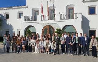 Foto de familia de la visita de estudiantes del Newtown Highschool e IES Las Encinas a dependencias municipales.