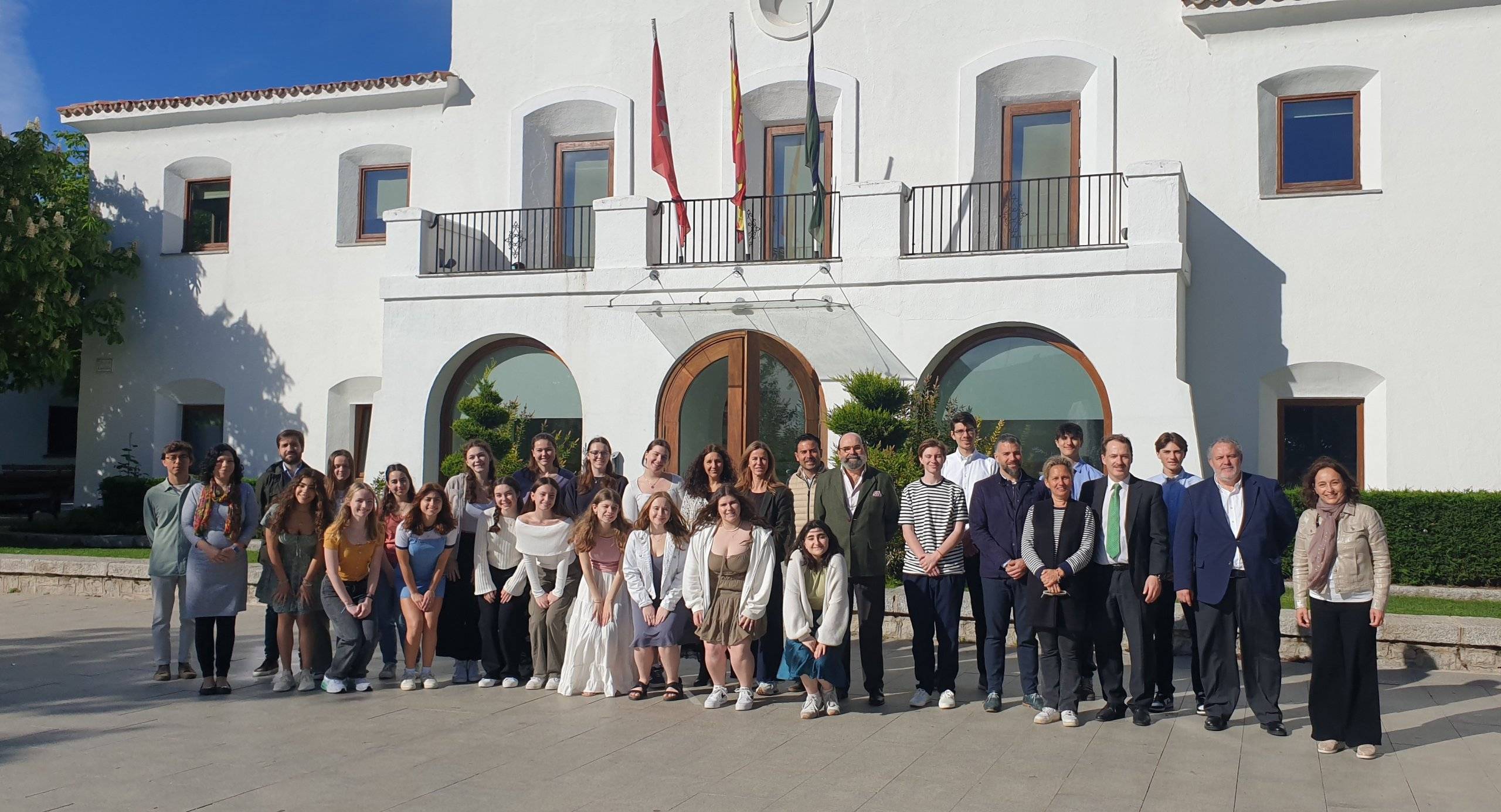 Foto de familia de la visita de estudiantes del Newtown Highschool e IES Las Encinas a dependencias municipales.