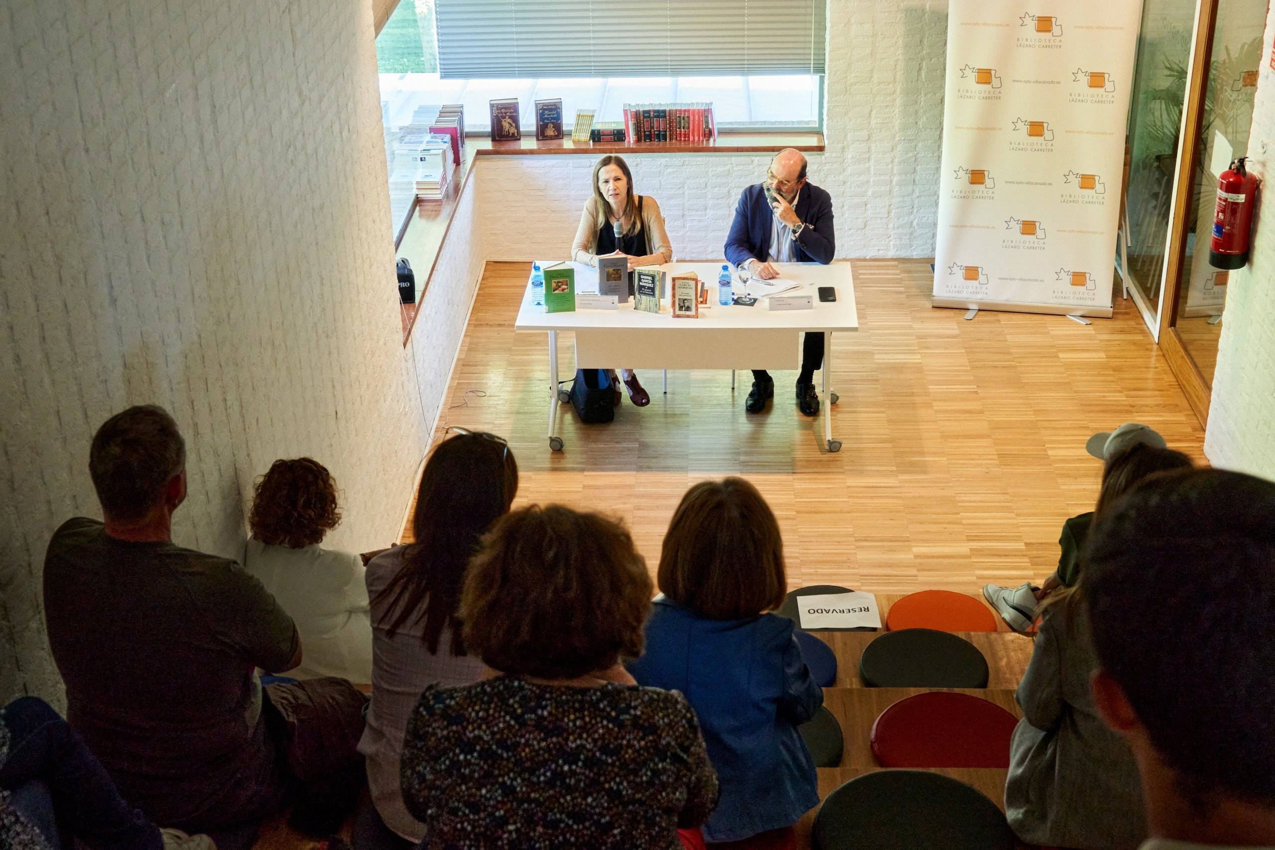 Auditorio de la biblioteca durante la conferencia celebrada.