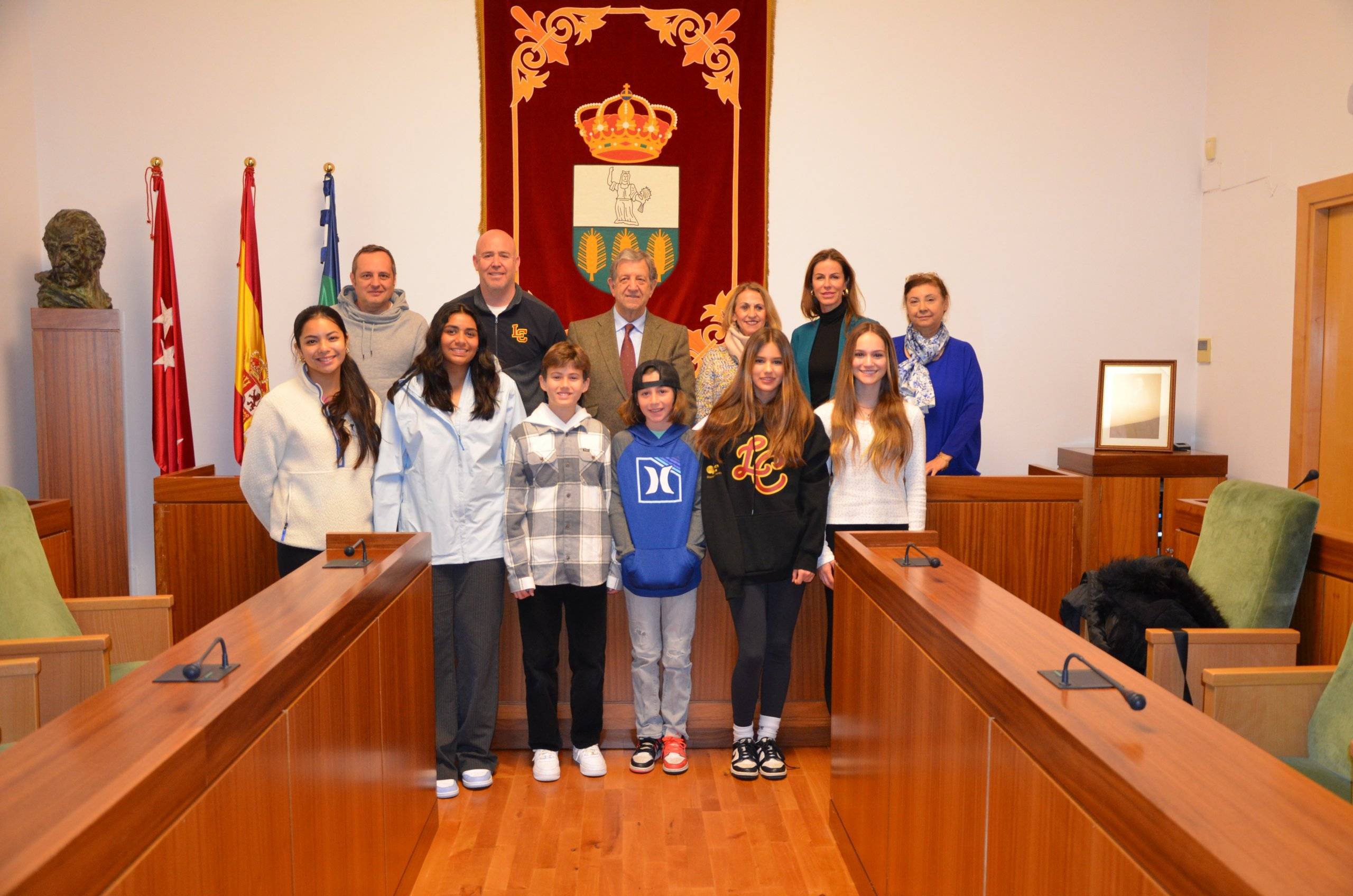 Foto de familia de la recepción de alumnos.