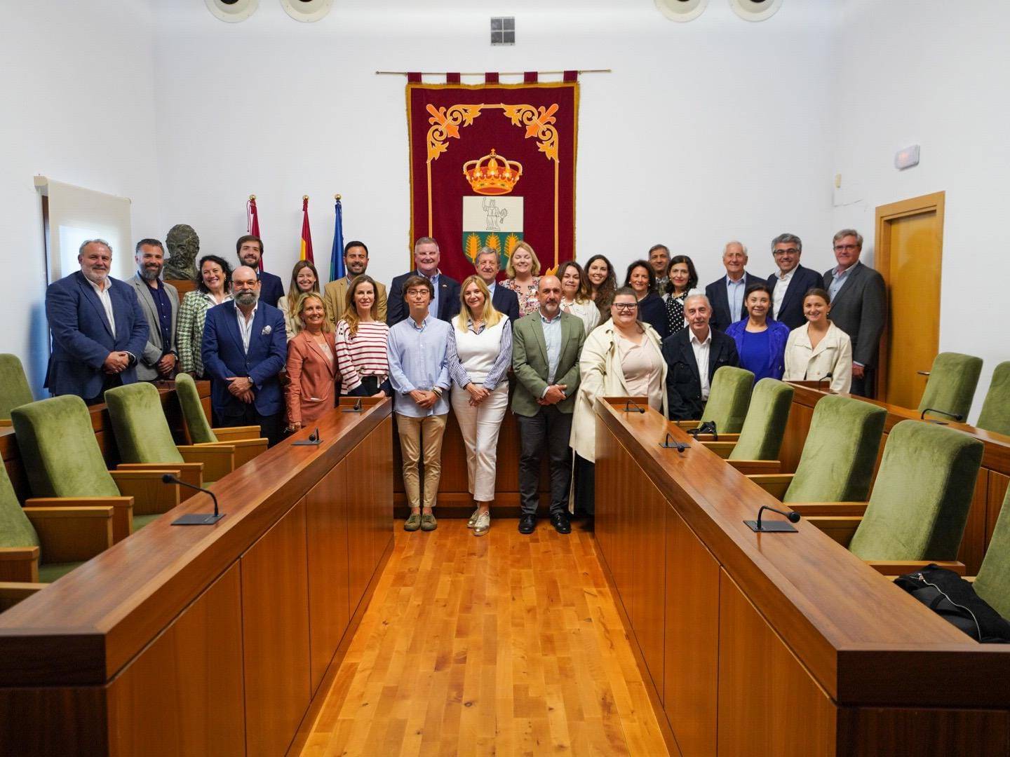 Autoridades locales junto a la delegación de LCF en el Salón de Plenos.