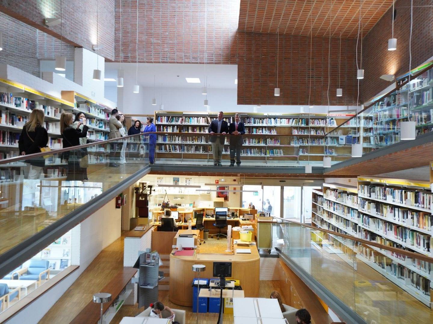 Visita de la delegación de LCF a la Biblioteca F. Lázaro Carreter.