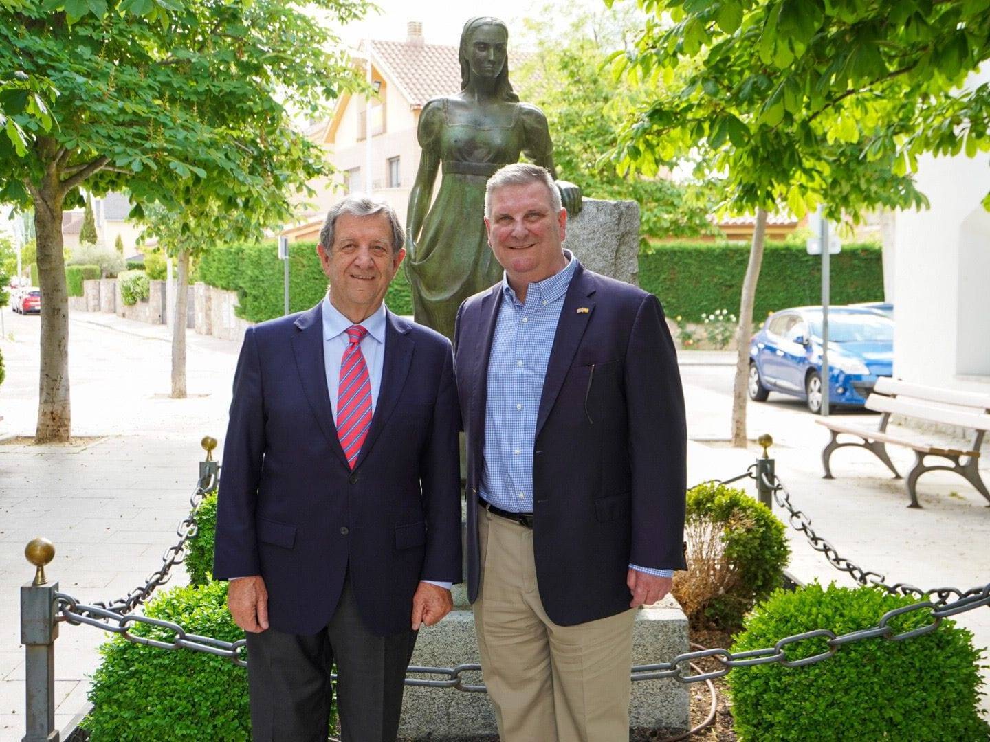 Alcaldes de Villanueva de la Cañada y La Cañada Flintridge posando junto a la escultura de La Despernada.