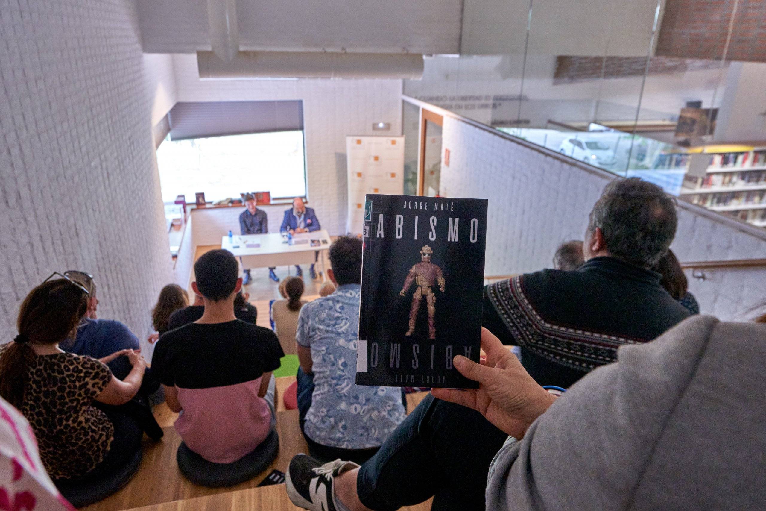 Imagen de la presentación del libro "Abismo".