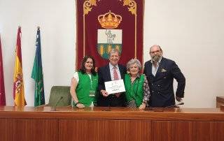 Imagen de la entrega a la AECC de la recaudación del Mercado Solidario de Libros.