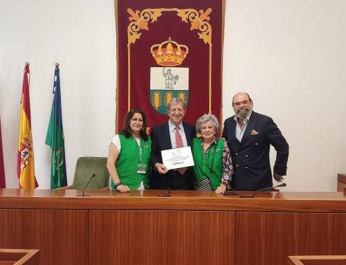 Entrega a la AECC de la recaudación del Mercado Solidario de Libros