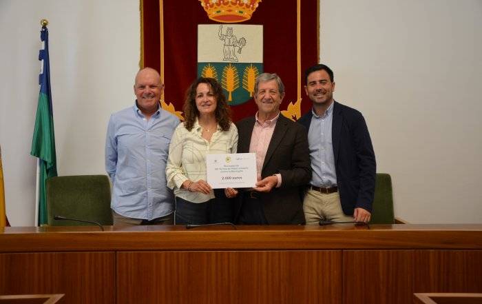 Foto de familia de la entrega del cheque con la recaudación del XIII Torneo de Pádel Solidario.