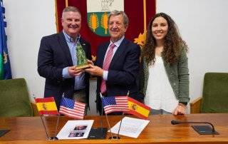 Alcaldes de Villanueva de la Cañada y La Cañada Flintridge junto a la concejala de Hermanamientos.