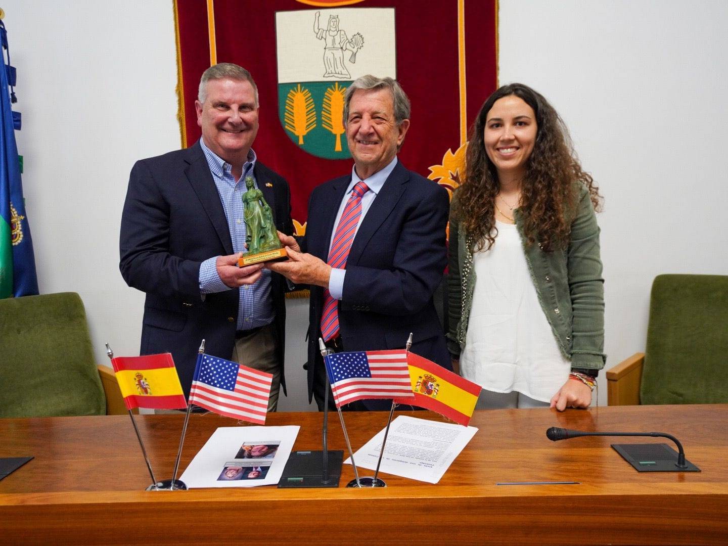 Alcaldes de Villanueva de la Cañada y La Cañada Flintridge junto a la concejala de Hermanamientos.