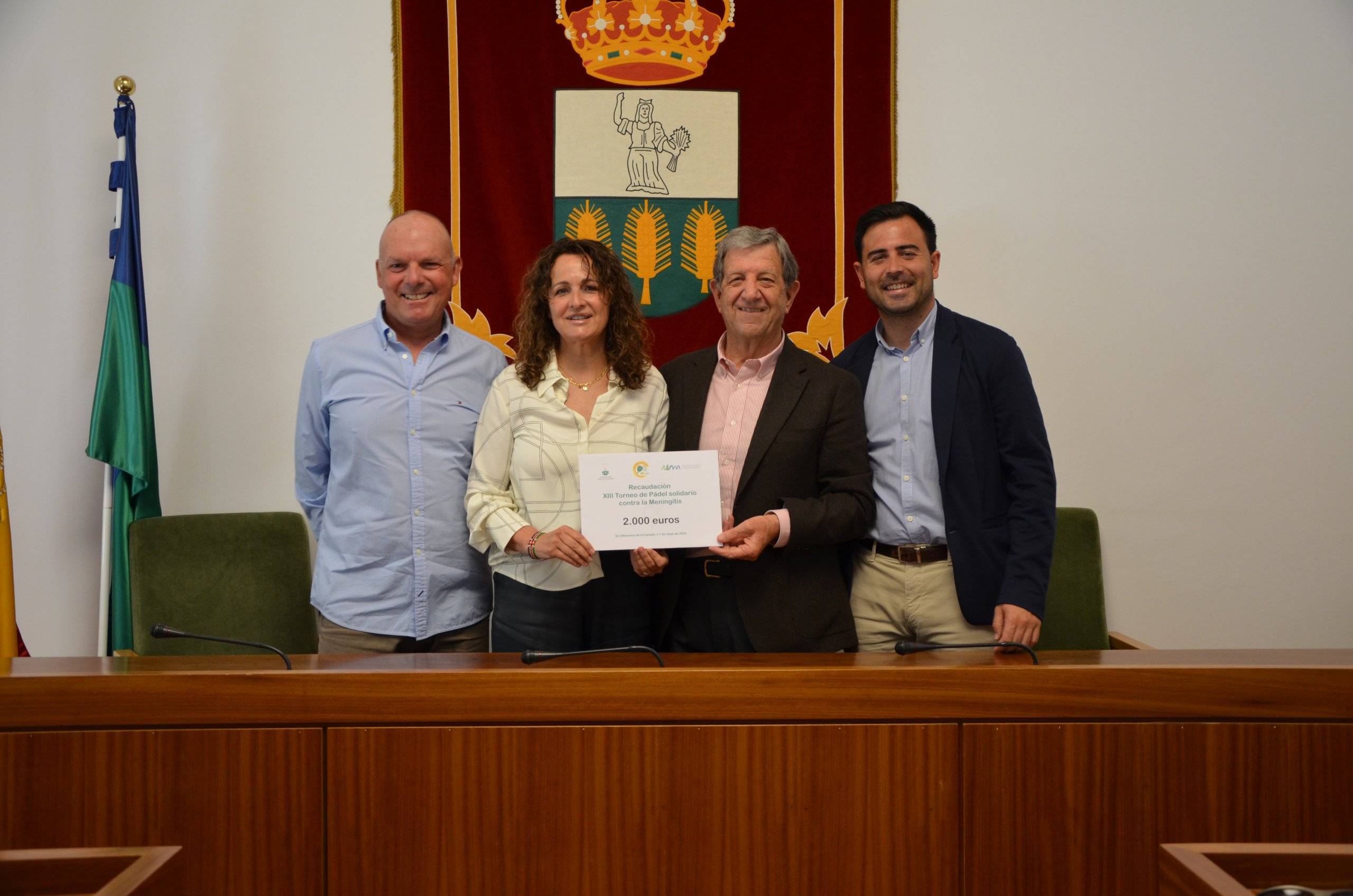 Foto de familia de la entrega del cheque con la recaudación del XIII Torneo de Pádel Solidario.