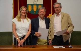El alcalde, Luis Partida, y la concejala de Servicios Sociales, Belén Garrido, junto al presidente de la AFAPRODIS, Manuel Castrillo.