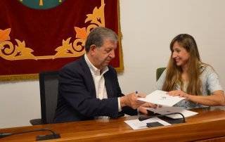 Imagen de la firma de convenio.