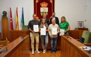 Foto de familia de la firma de convenio con las peñas.