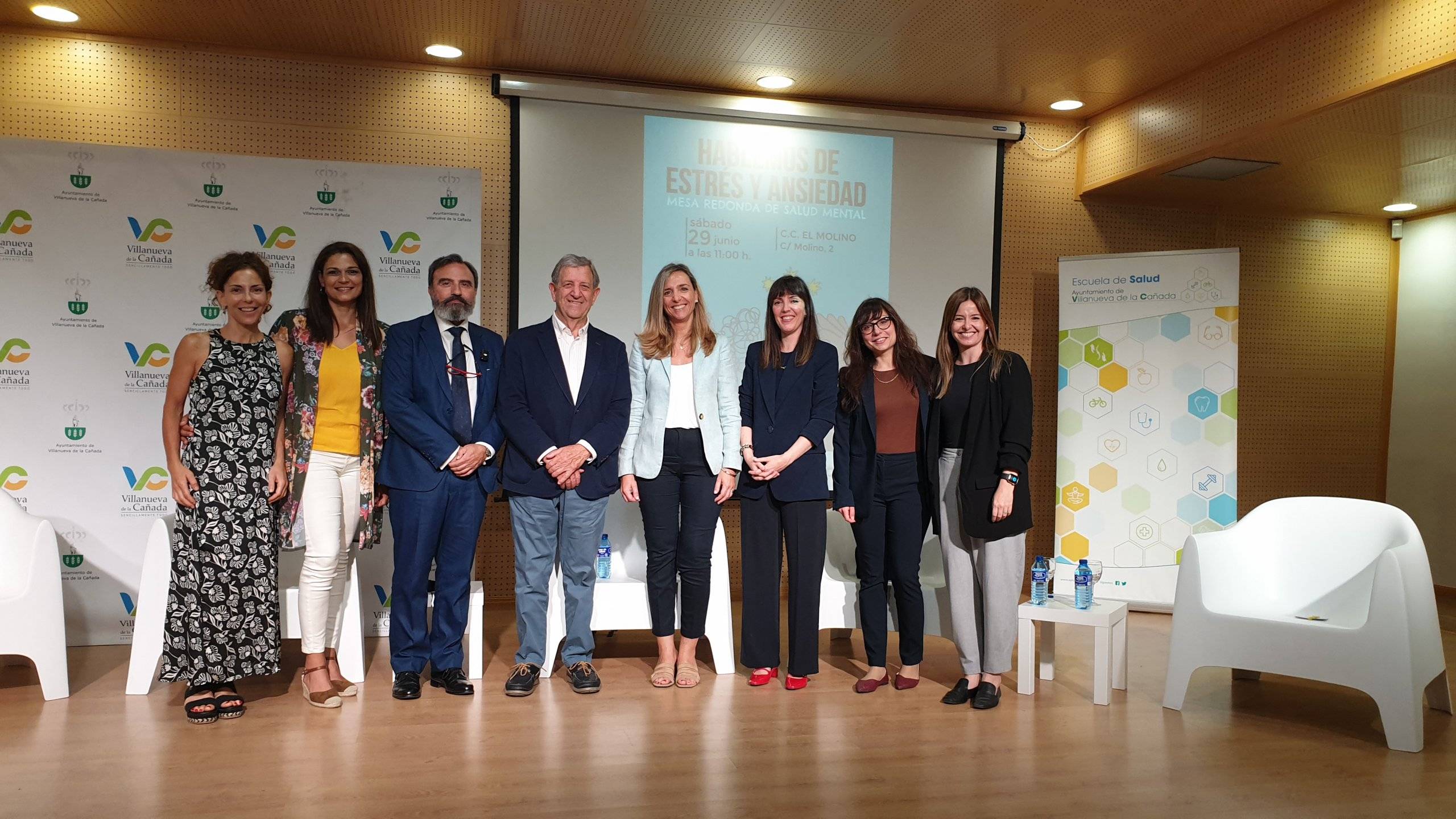 El alcalde y la concejala de Salud con los ponentes de la mesa redonda.
