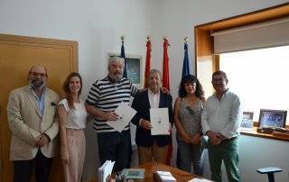 El alcalde junto a concejales y miembros de la Asociación del Grupo de teatro "Talía".