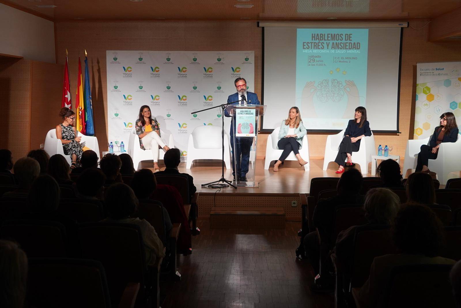 El moderador de la mesa redonda, durante su intervención, y los ponentes.