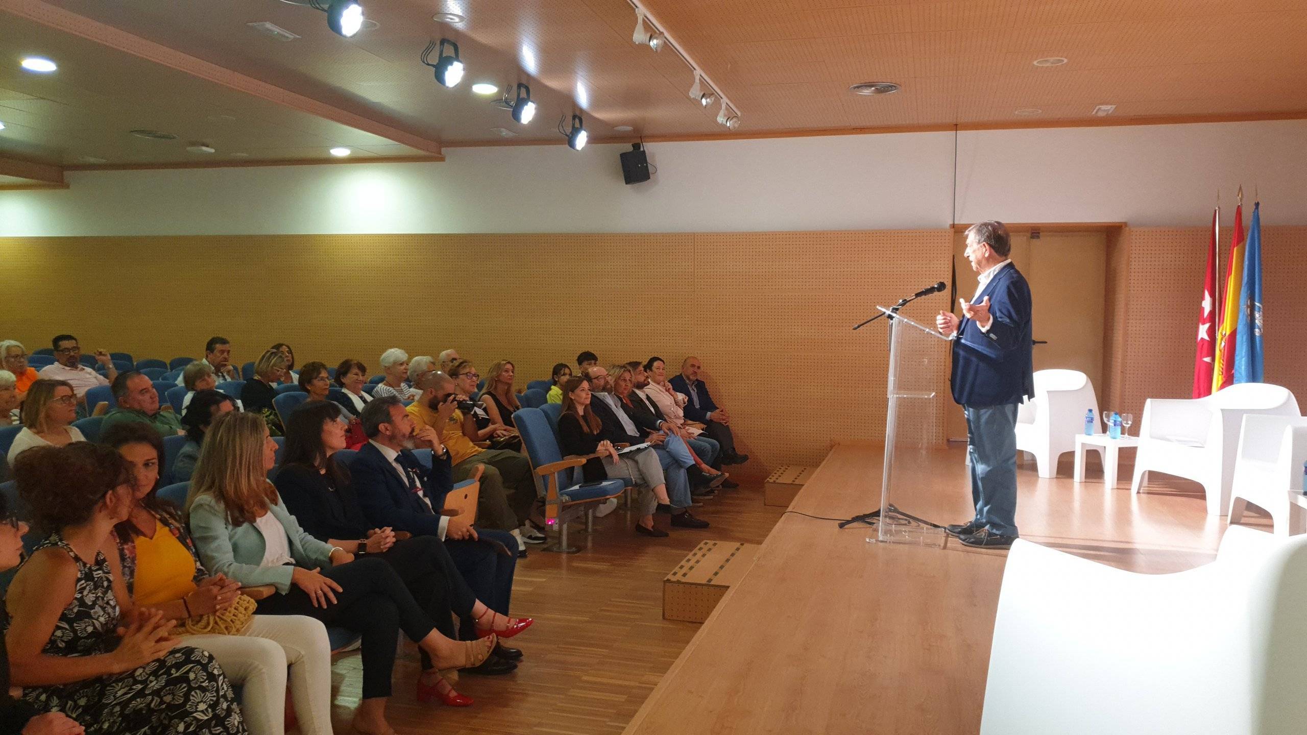 El alcalde, durante su intervención, se dirige al público asistente.