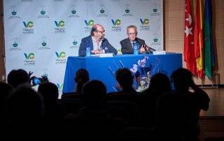 El historiador y documentalista, Alfonso Arteseros, junto al concejal de Cultura, Jesús Fernando Agudo.
