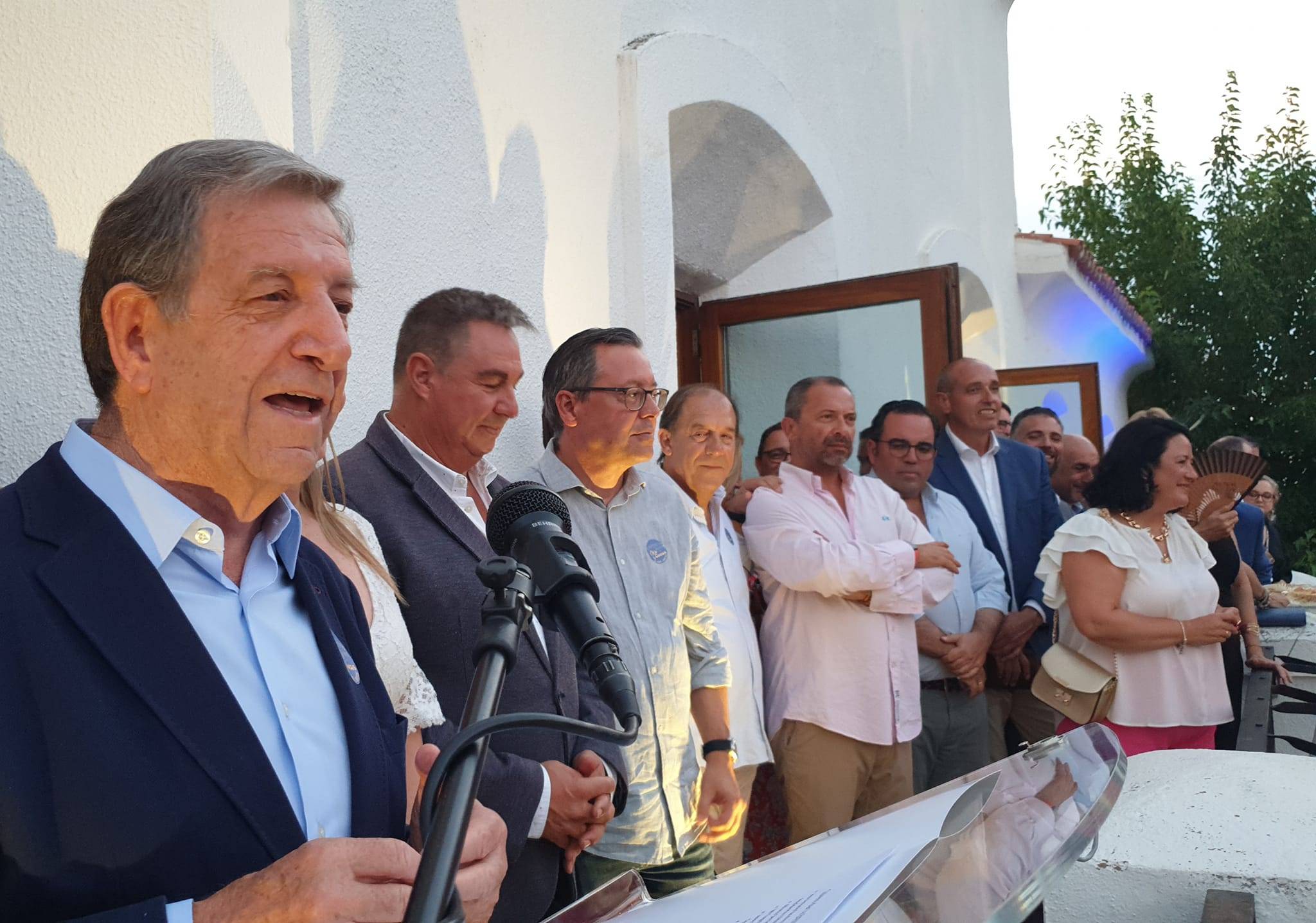 Alcalde y autoridades en el pregón.