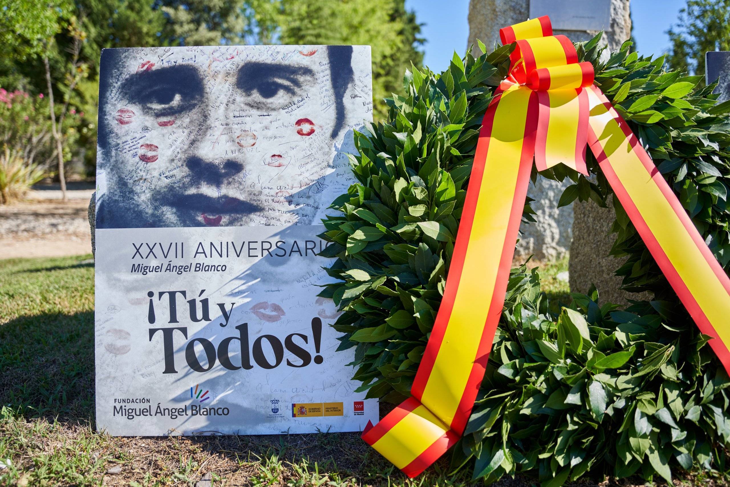 Cartel del XXVII aniversario del asesinato de Miguel Ángel Blanco y ofrenda floral.