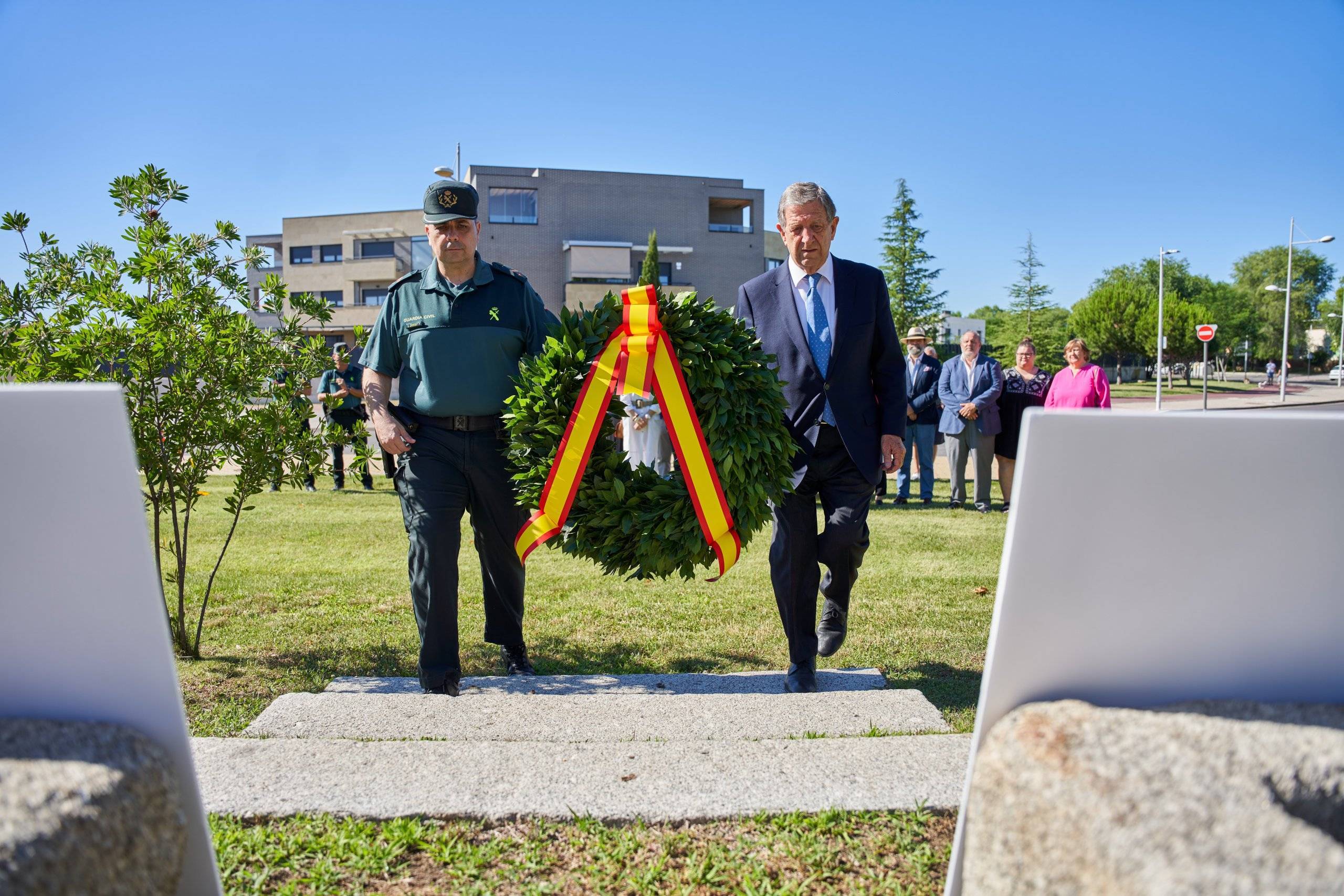 El alcalde y el subteniente comandante de puesto de la Guardia Civil de Villanueva de la Cañada realizando la ofrenda floral.