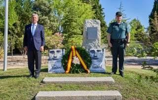 El alcalde y el subteniente comandante de puesto de la Guardia Civil de Villanueva de la Cañada guardando un minuto de silencio.