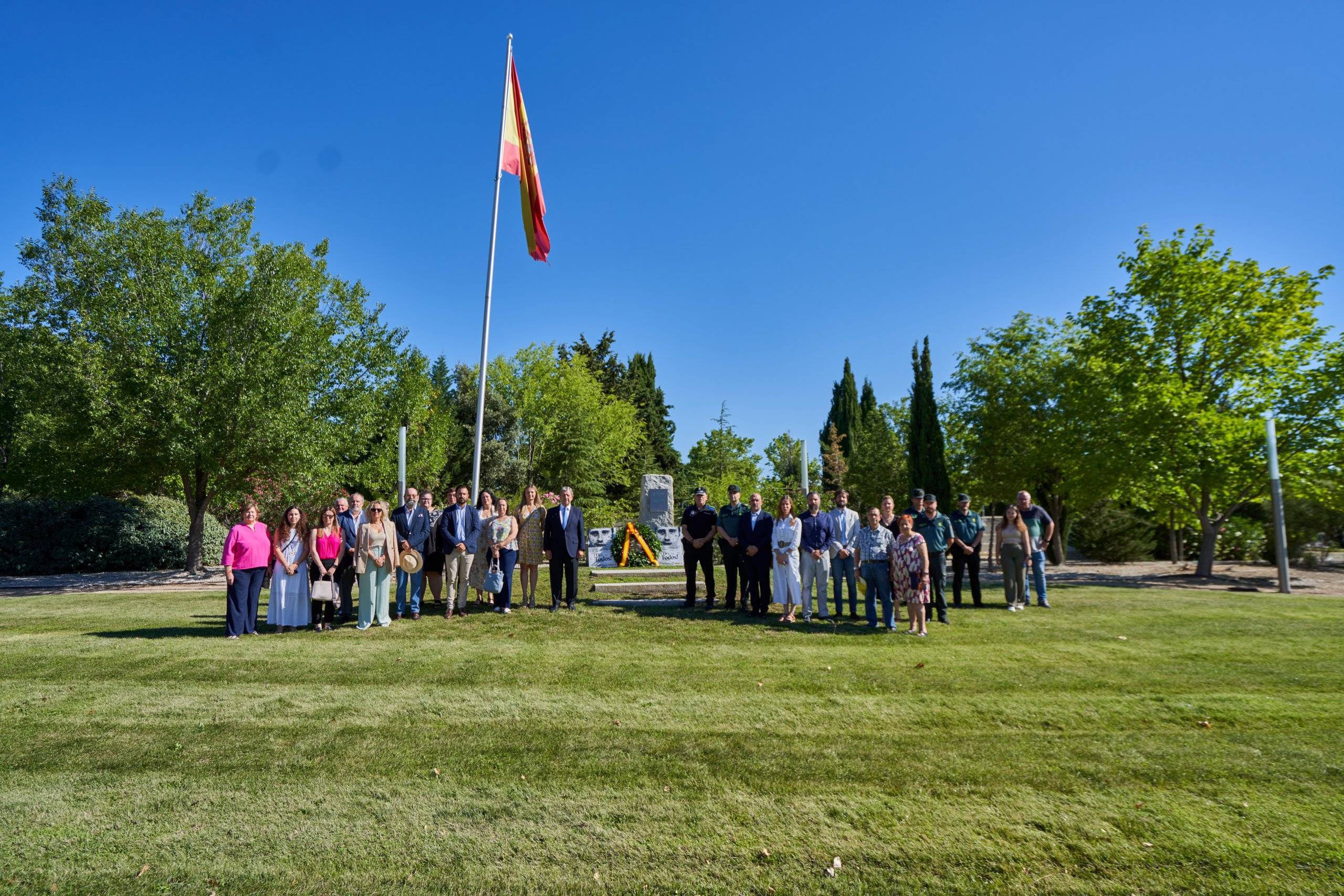 Foto de grupo de las autoridades en la rotonda Víctimas del Terrorismo durante el homenaje.