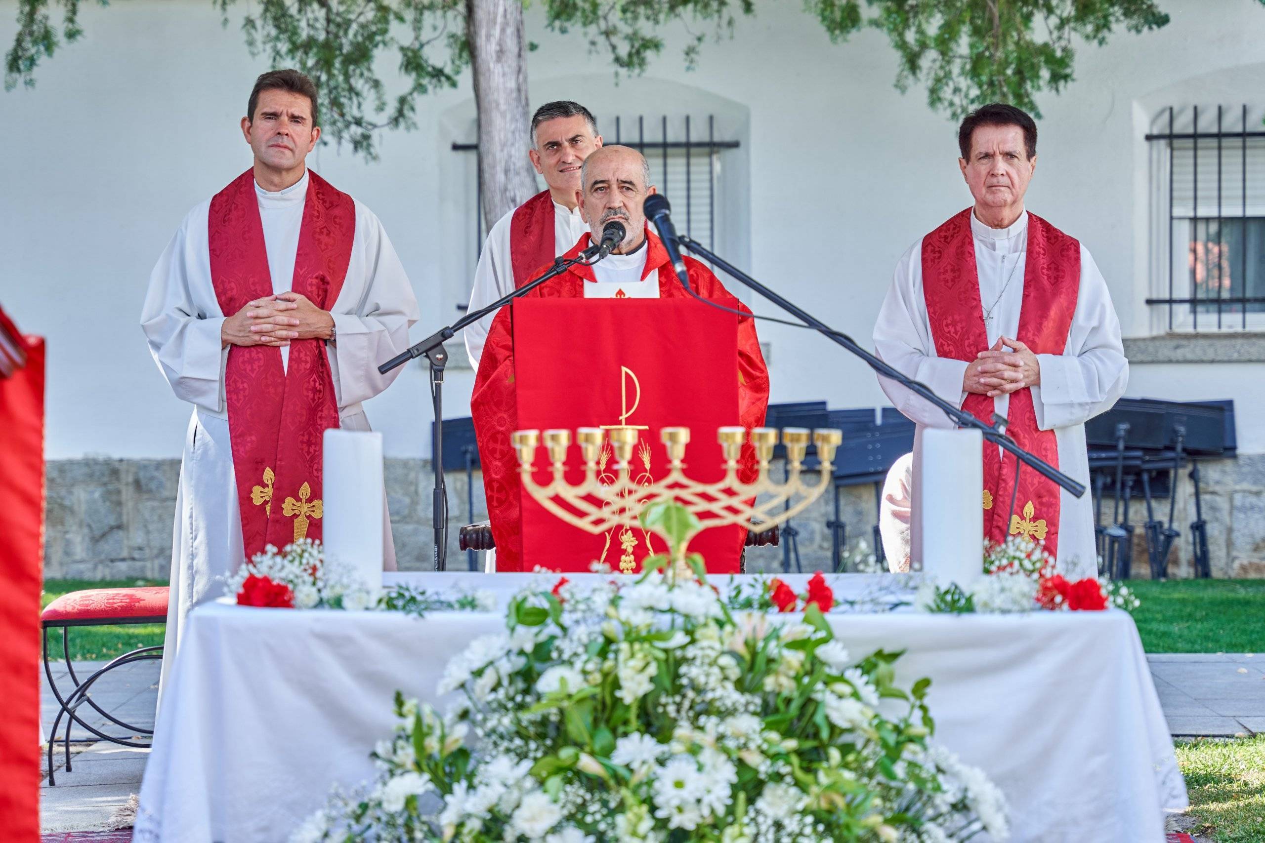 Sacerdotes en la misa de Santiago Apóstol.