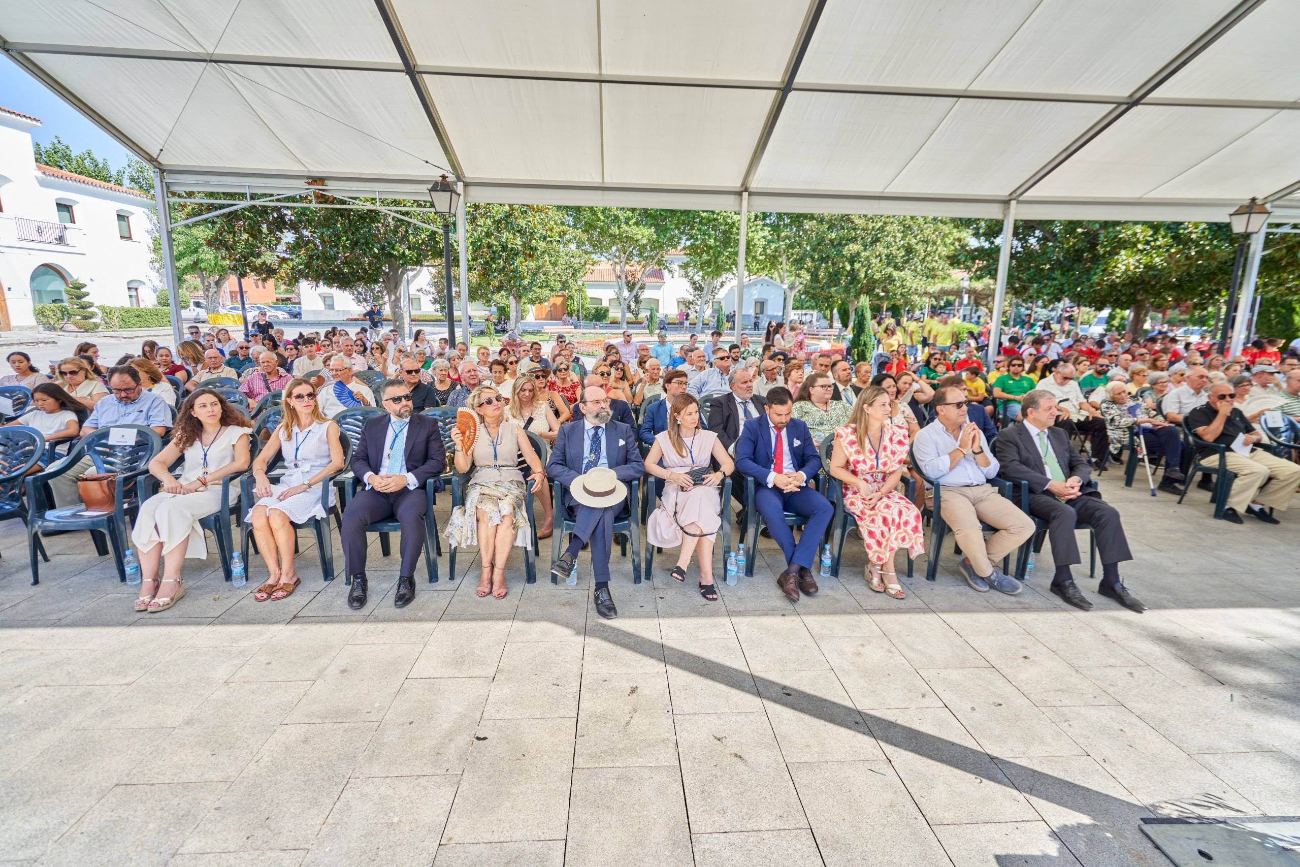 La Corporación Municipal y el público asistente a la misa.