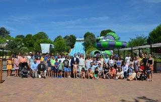 Foto de familia de la delegación de la AVT, personal del parque acuático y miembros de la Corporación Municipal.