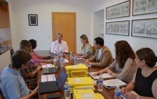 El alcalde, Luis Partida, presidiendo la comisión de becas.