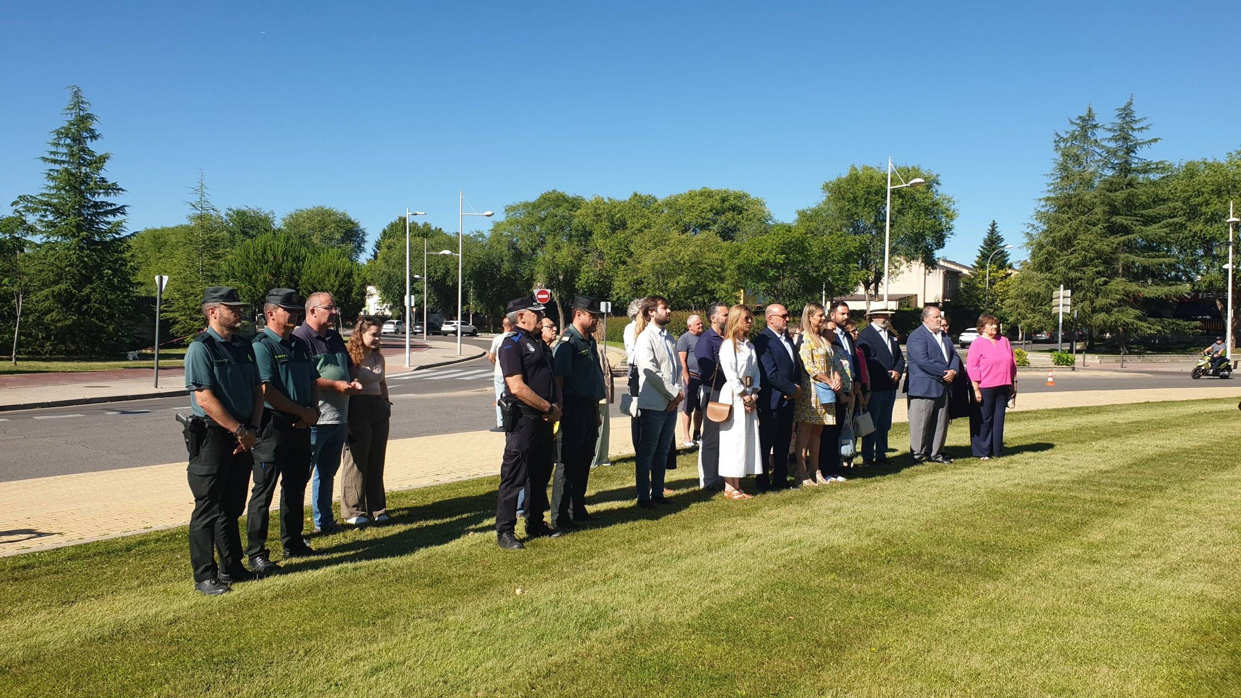 Concejales, miembros de la Policía Local y de la Guardia Civil y vecinos en la Glorieta Víctimas del Terrorismo.