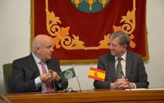 El alcalde, Luis Partida, junto al embajador de la Liga Árabe, Malek Twal.