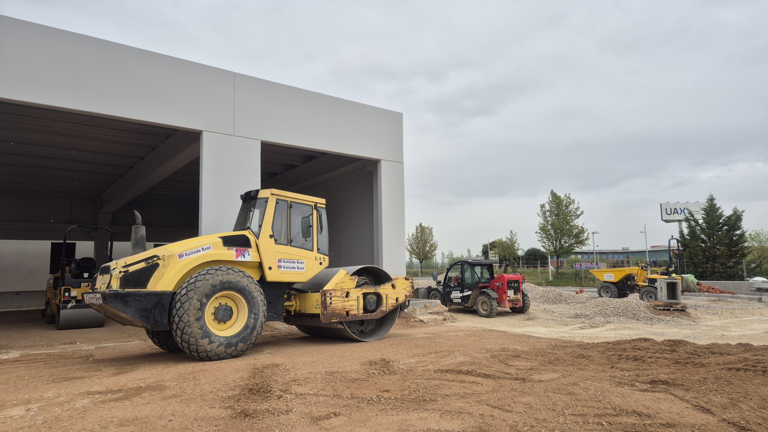 Maquinaria junto al edificio.