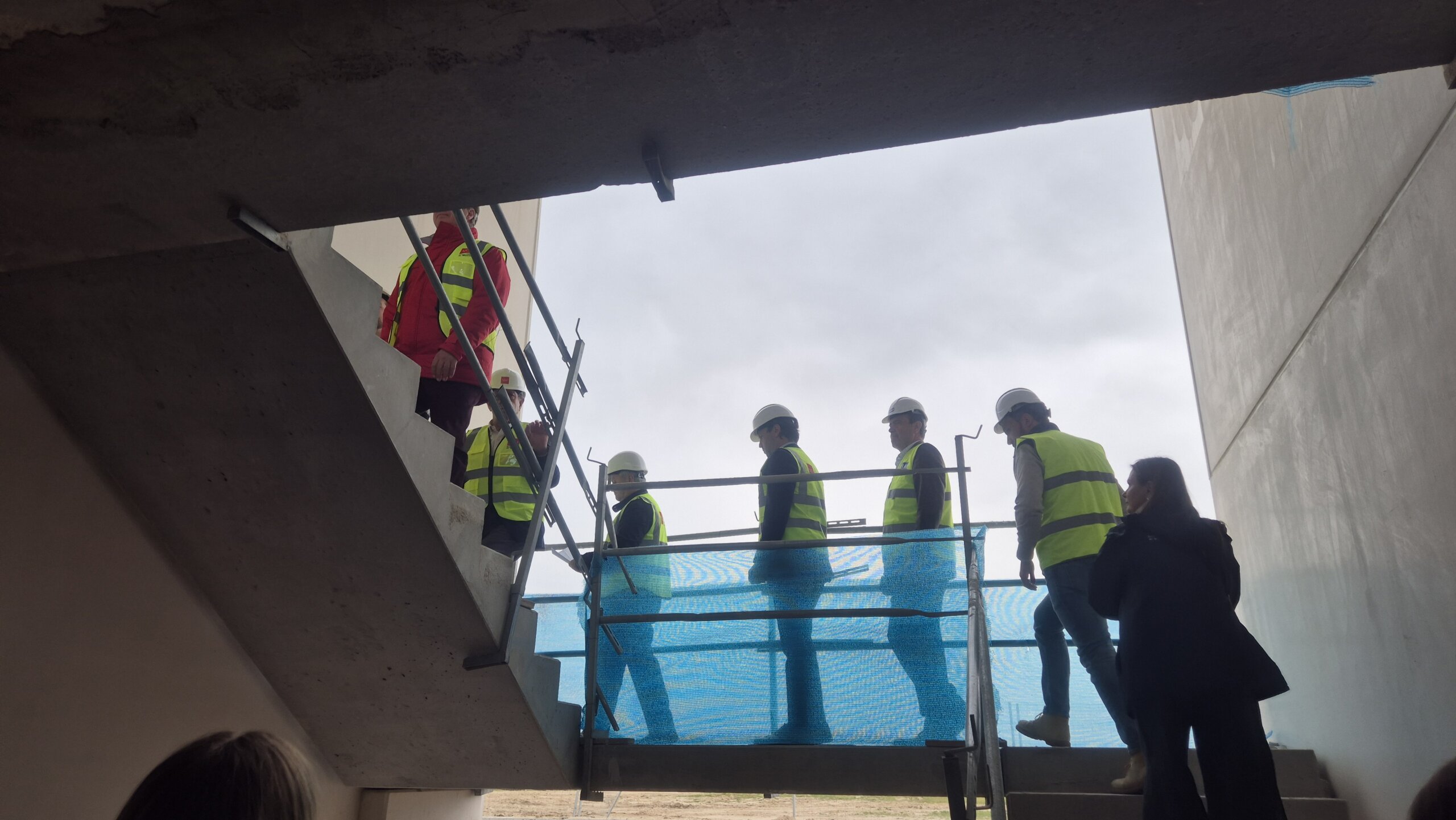Autoridades subiendo por una escalera.