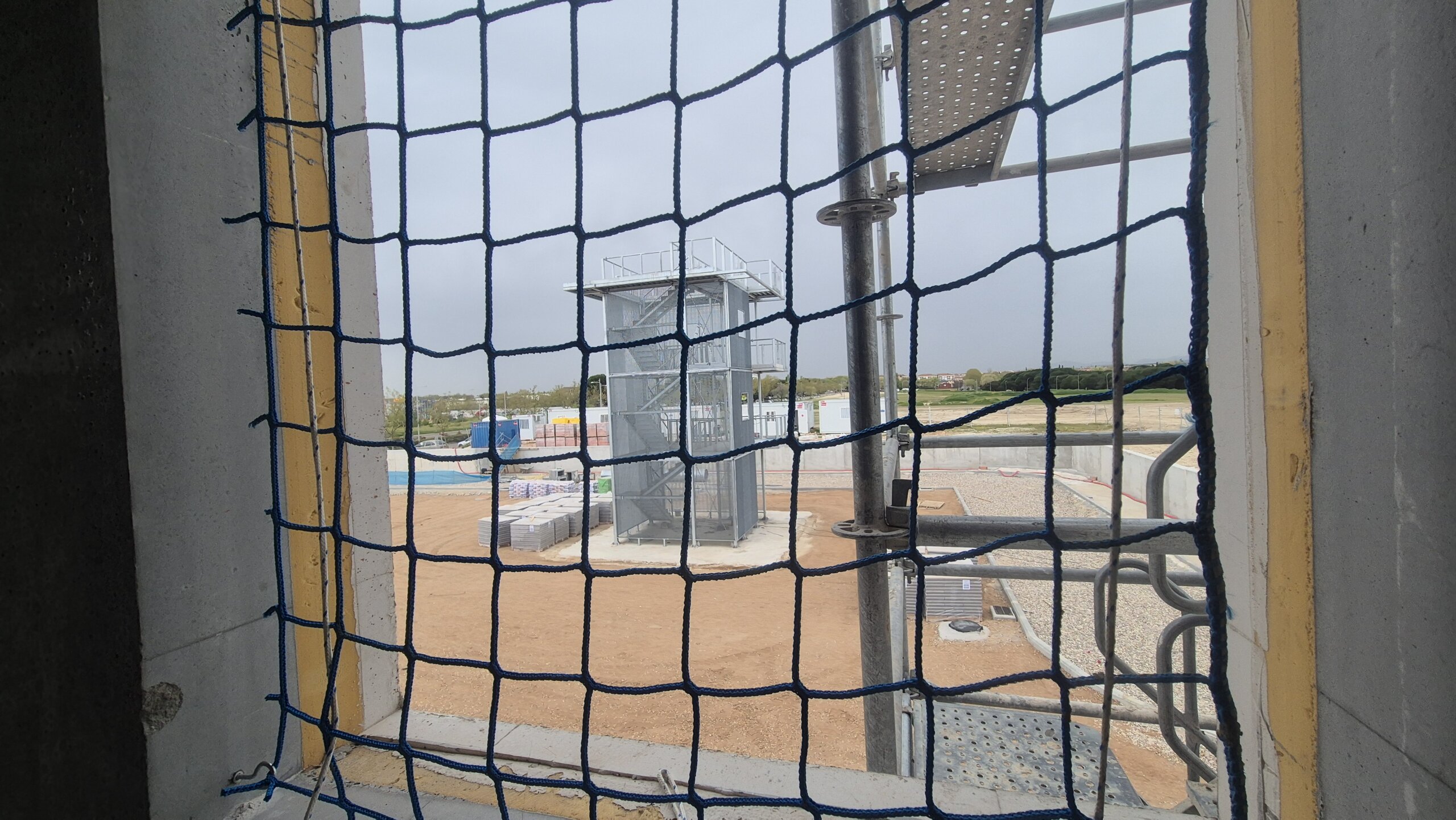 Imagen de la torre desde una ventana en construcción.
