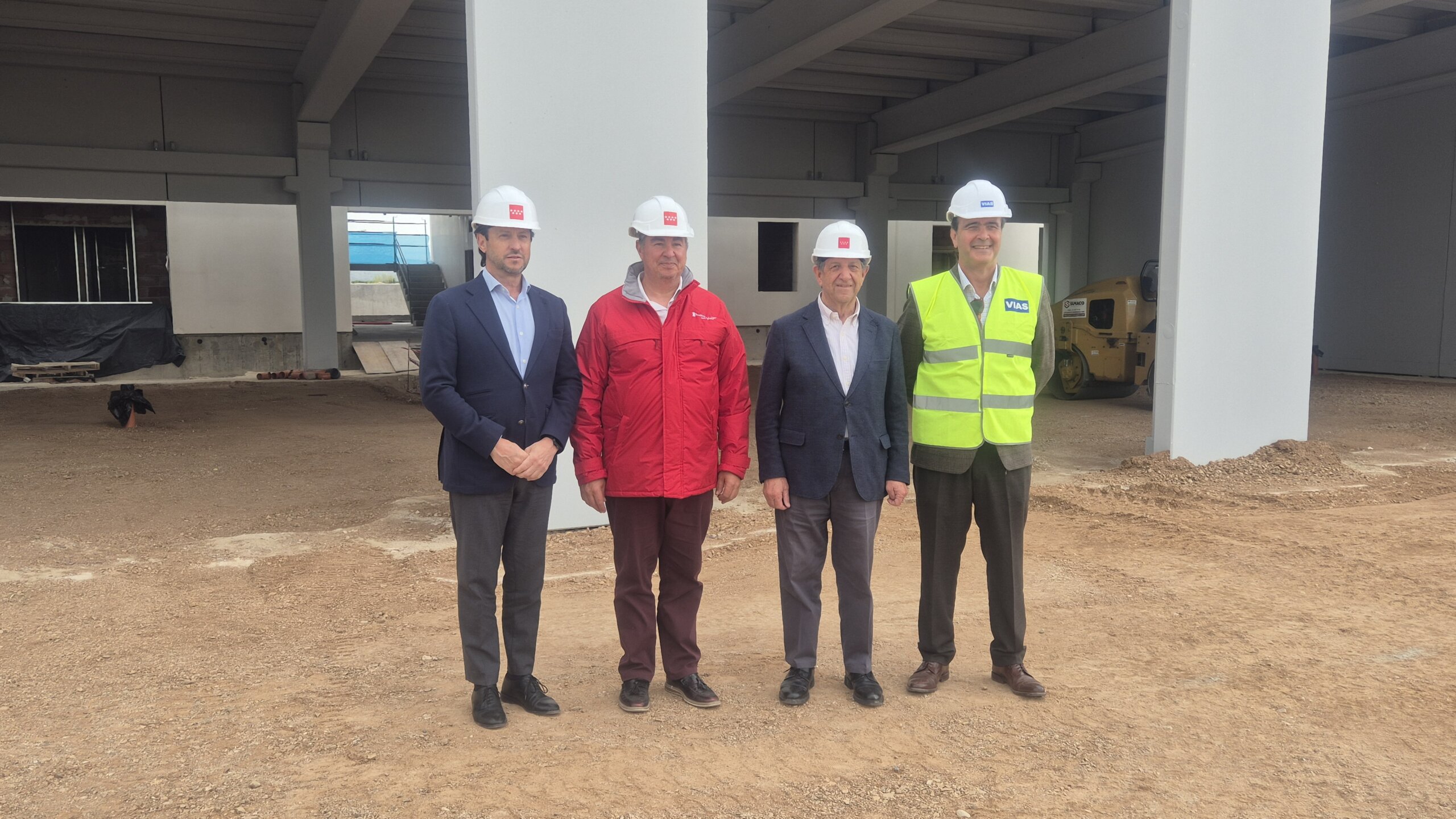 Posado de autoridades junto al responsable de la empresa constructora.