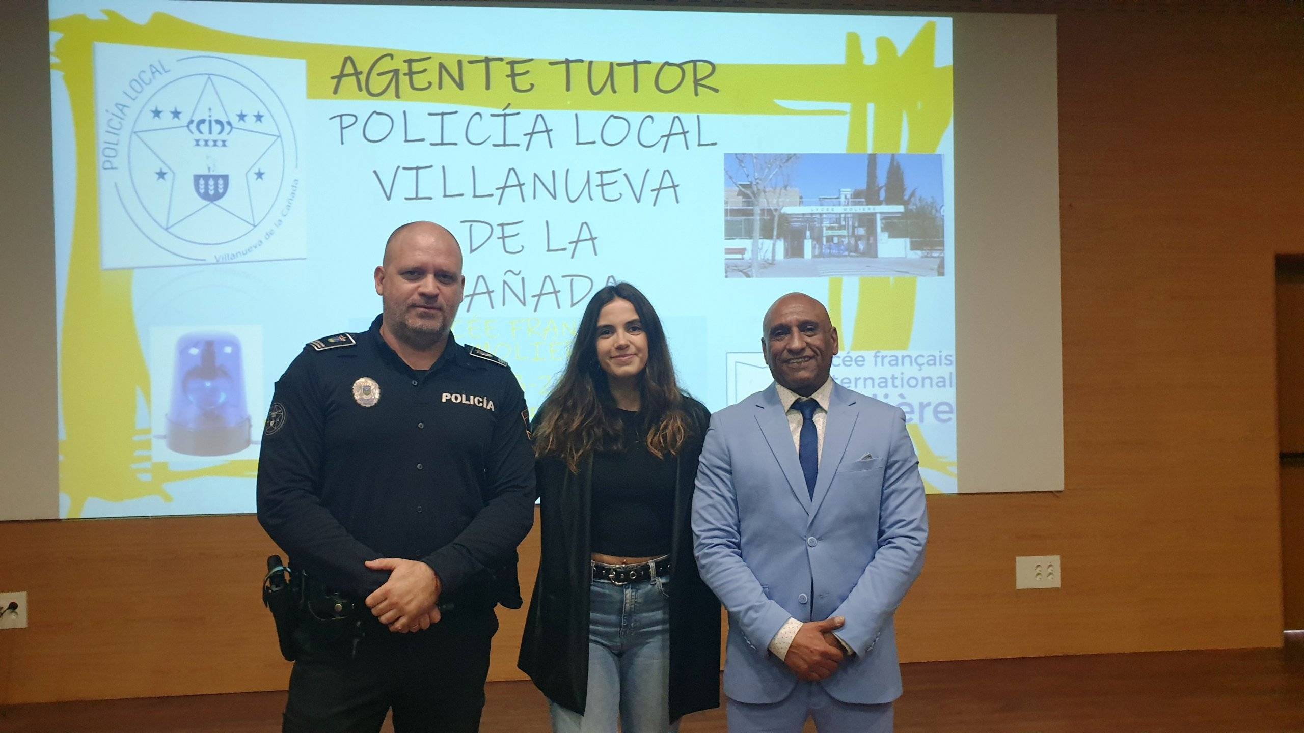El Agente Tutor, junto a la psicóloga y al maestro internacional de Artes Marciales que han impartido la charla sobre acoso escolar.