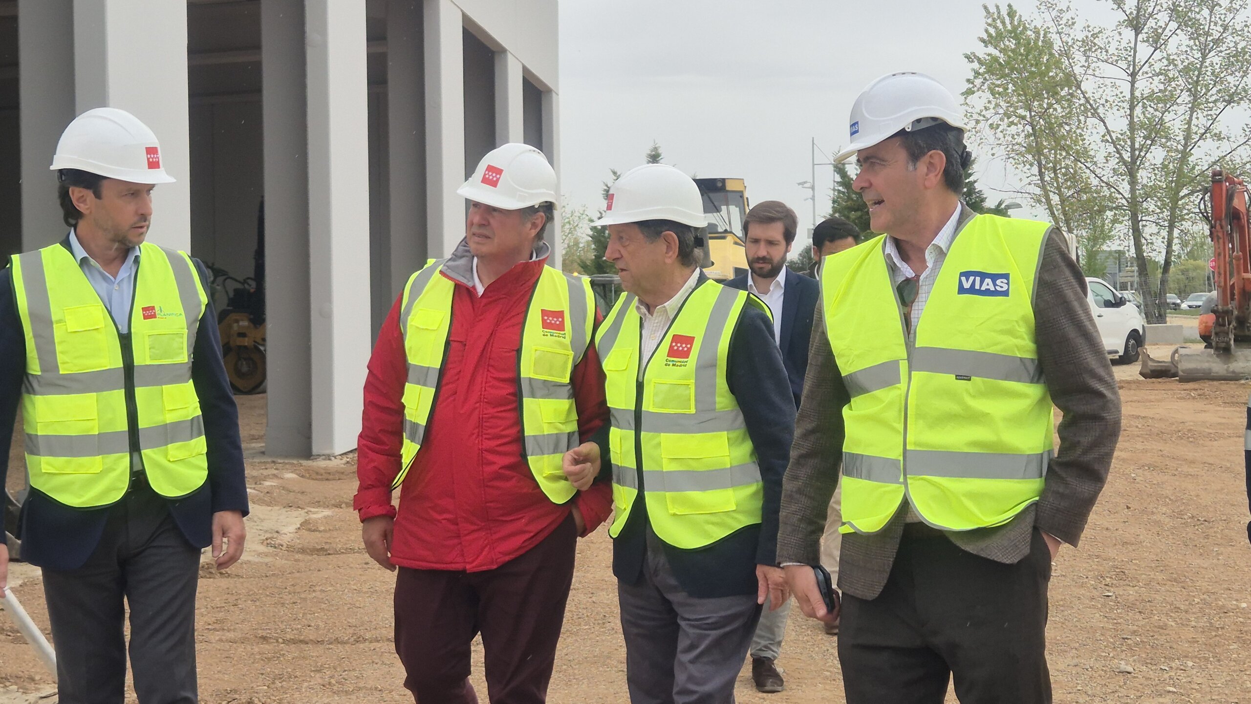 Autoridades visitando las obras.