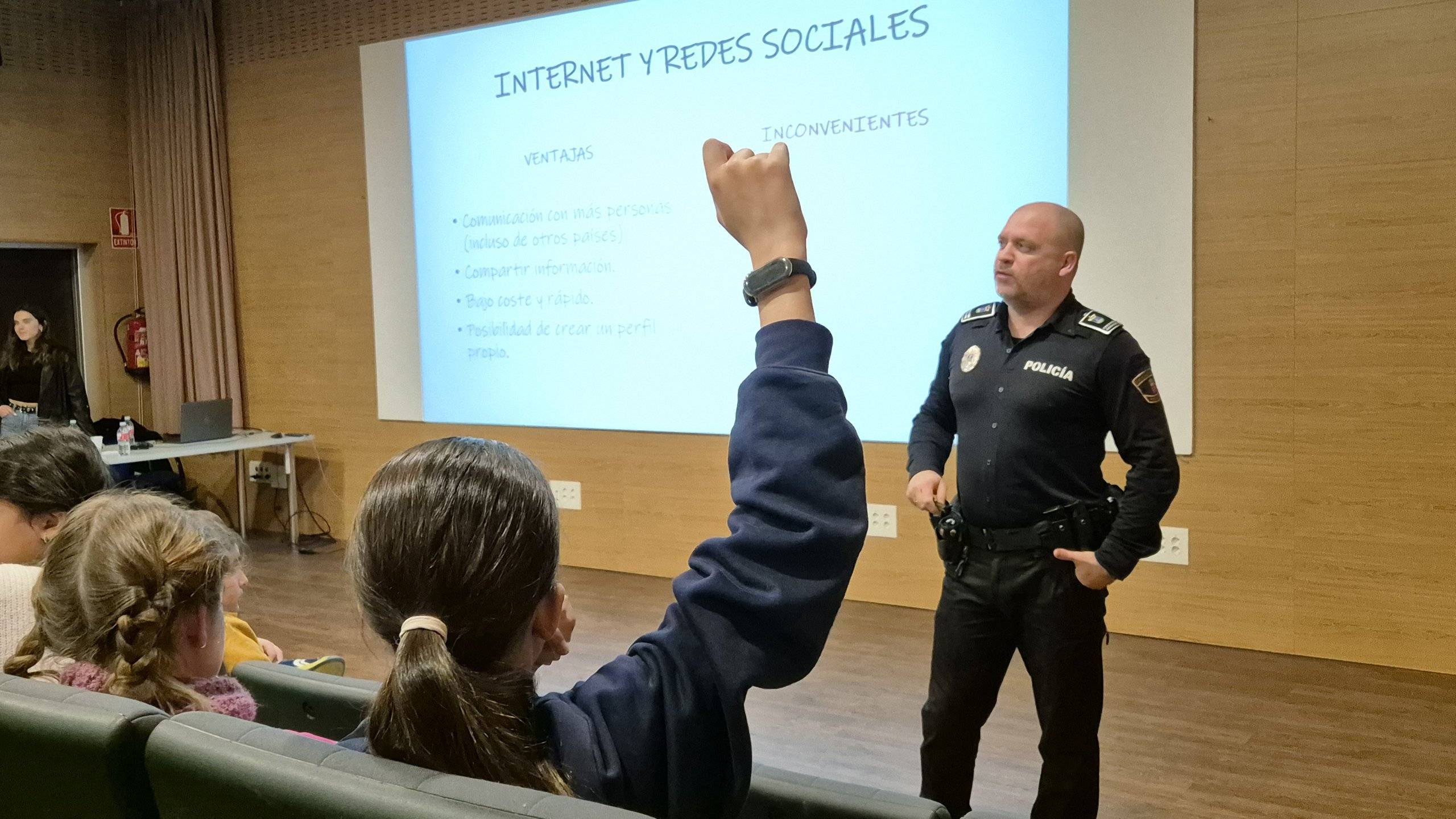 Una niña levanta la mano para preguntar al Agente Tutor.