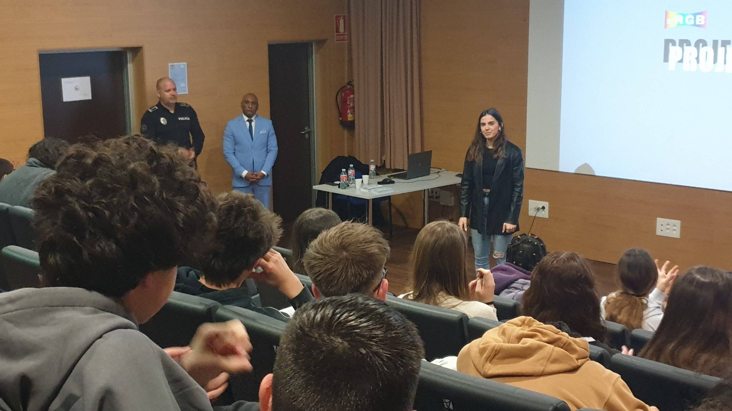 La psicóloga Leonor Joulins imparte una charla sobre bullying a un grupo de alumnos.