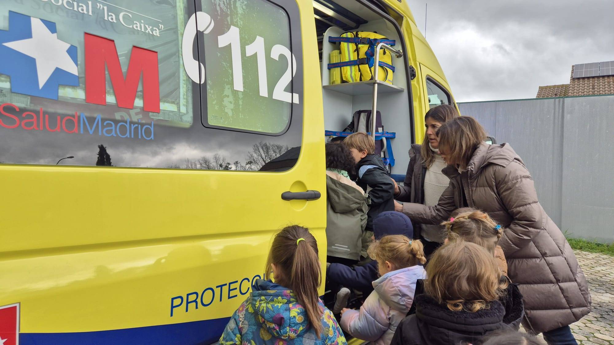 Niños accediendo a una ambulancia.